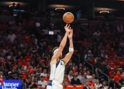 菲尼克斯太阳训练开放日，关键时刻更衣室发声引欢呼，NBA常规赛在即，身体对抗强度拉满的简单介绍