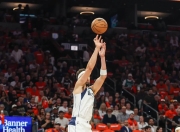 菲尼克斯太阳训练开放日，关键时刻更衣室发声引欢呼，NBA常规赛在即，身体对抗强度拉满的简单介绍