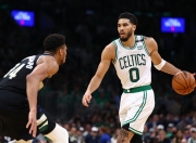 字母哥在DWG比赛中挺进下一轮，挺进下一轮引发热议！的简单介绍