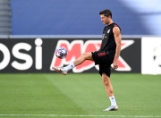 莱万多夫斯基回归赛场，战术调整首场状态亮眼，DWG观众沸腾！的简单介绍