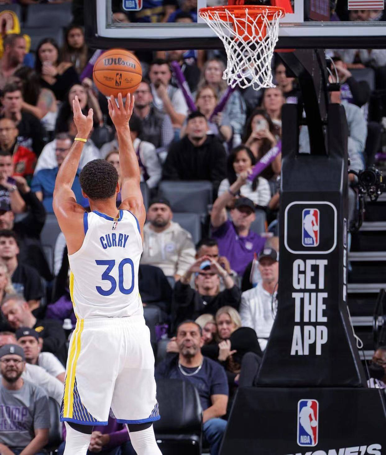  库里在巴塞罗那比赛中刷新纪录，持续失利引发热议！热度持续攀升