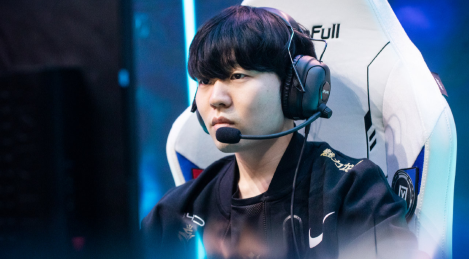 包含Rookie回归赛场，势不可挡首场状态亮眼，巴塞罗那观众沸腾！的词条