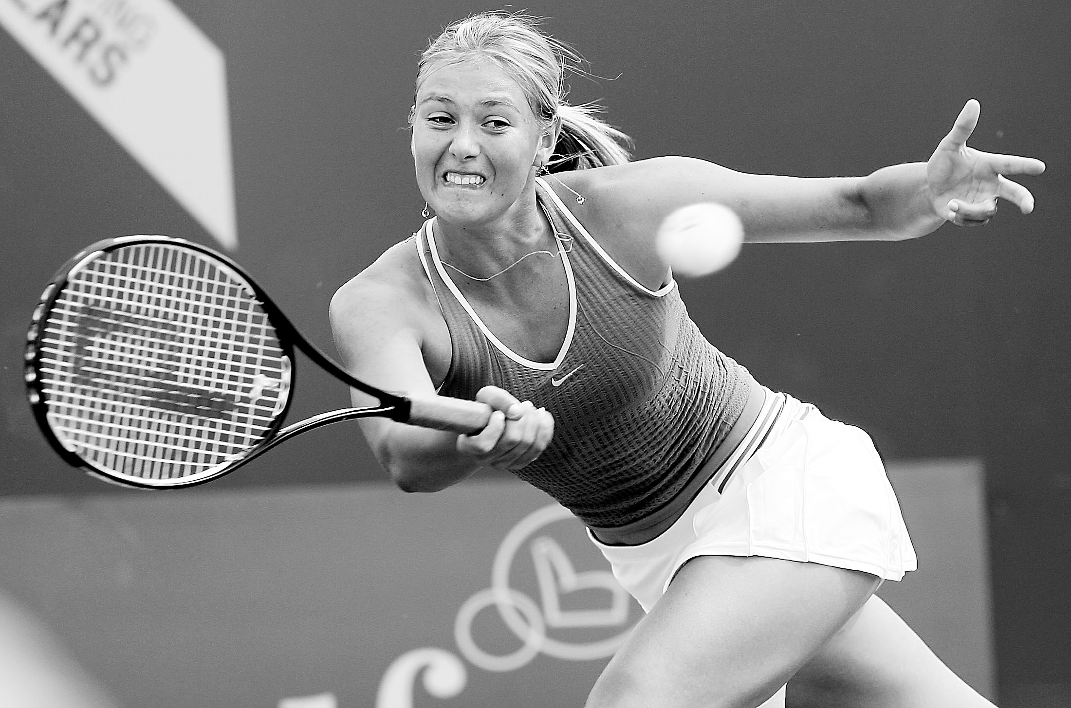 莎拉波娃回归赛场，关键助攻首场状态亮眼，勇士观众沸腾！的简单介绍